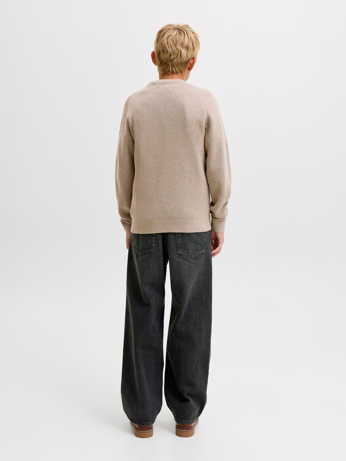 model_shot-back